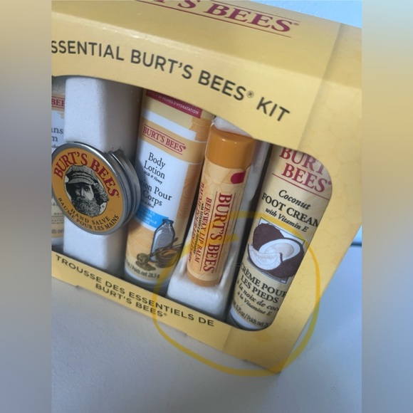 Essential Burt’s bees kit - Picture 7 of 7
